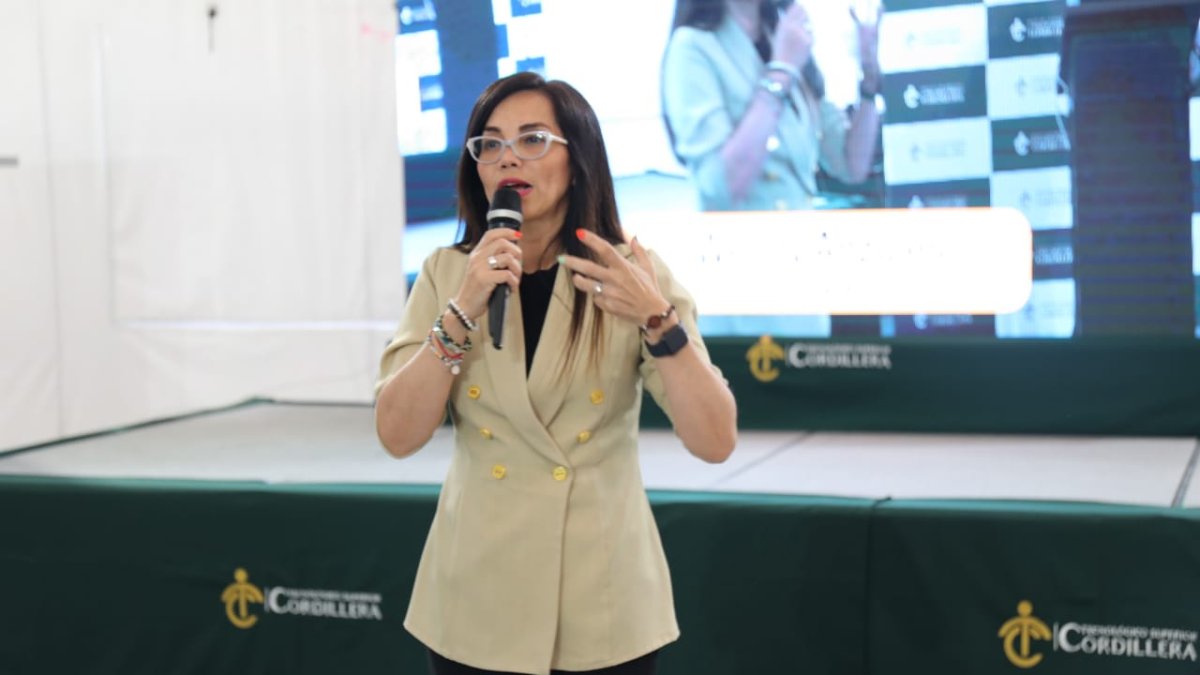 La presidente del CACES, Wendy Anzules, durante un taller en un instituto superior.
