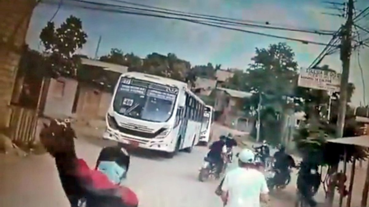 Asalto. Con pistolas y cuchillos ingresaron los antisociales al vehículo.