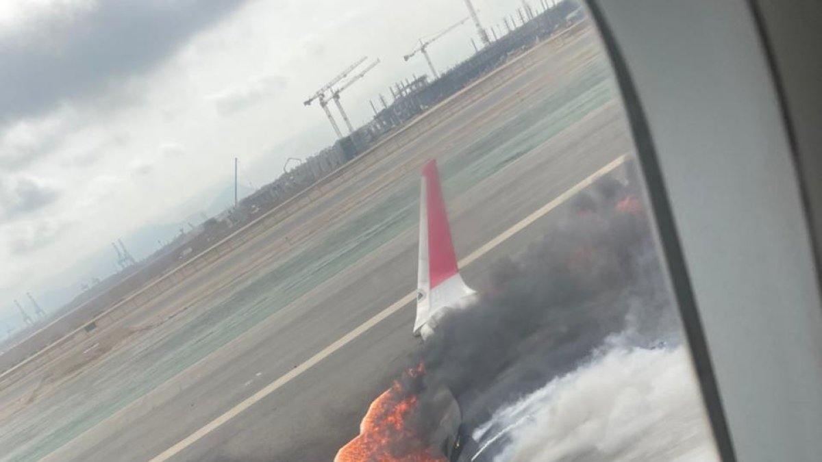 Uno de los pasajeros capturó en una fotografía las llamas sobre una de las alas del avión