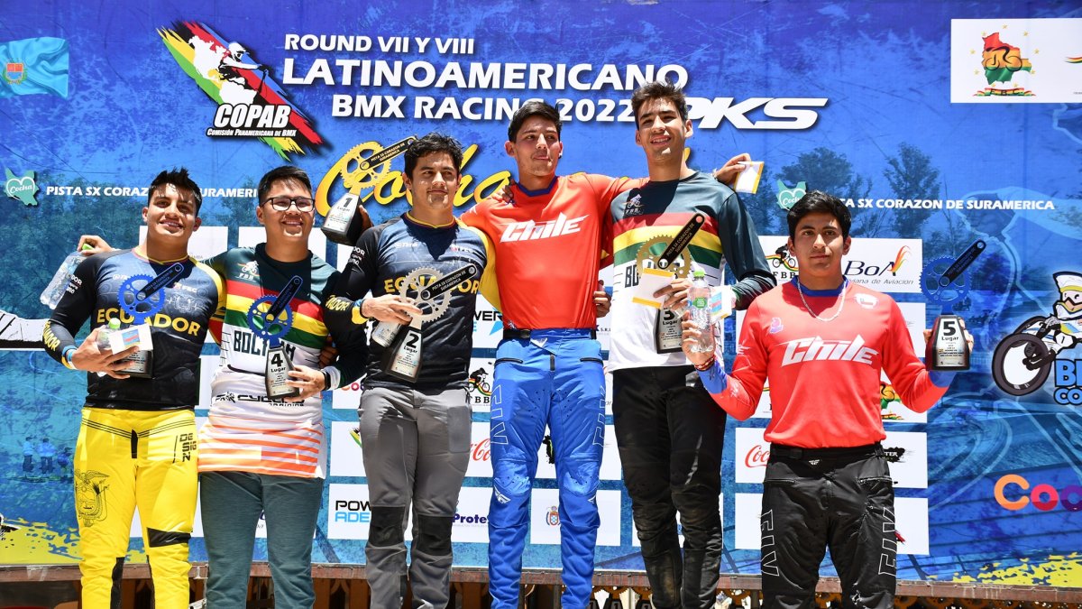 Cristhian Castro (i), en el podio de los monarcas del circuito regional 2022.