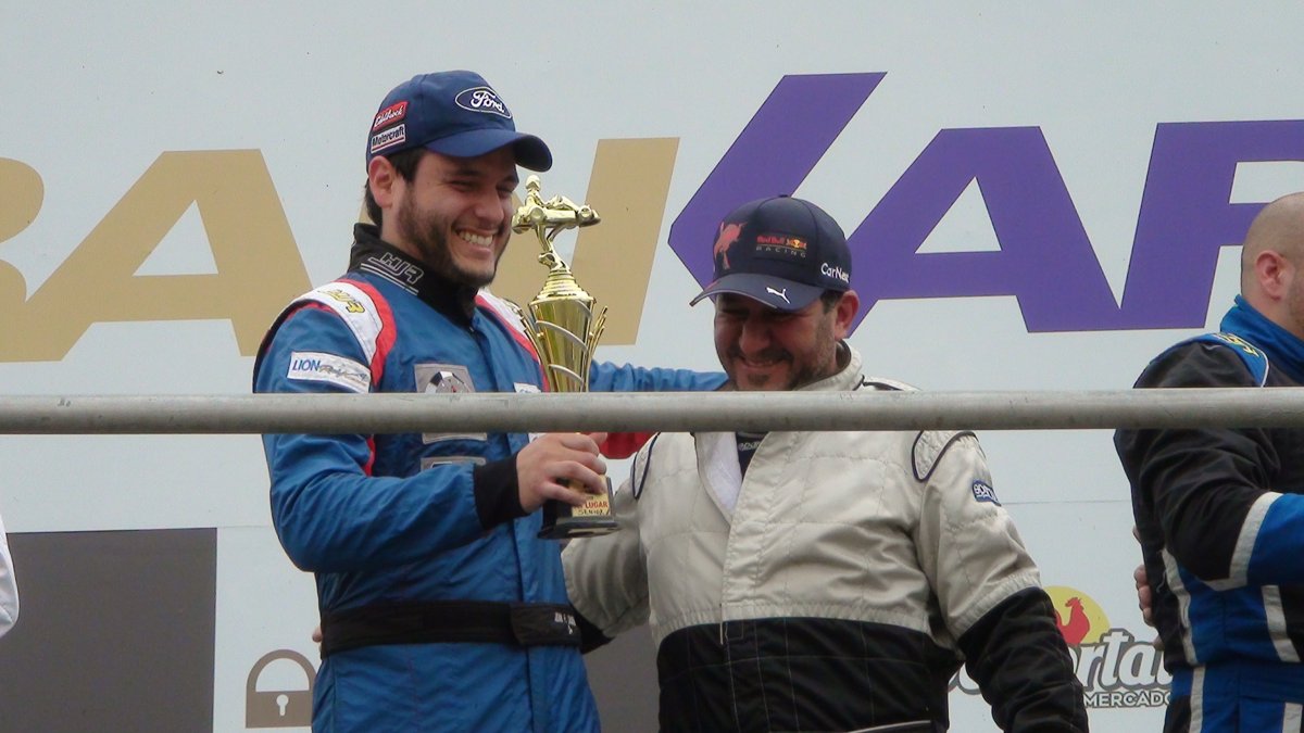 Juan Felipe Calderón recibiendo el trofeo de líder temporal tras la última fecha del Campeonato Provincial de Karting.