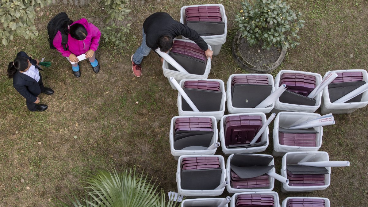 Los funcionarios electorales de Nepal recogen las urnas y los artículos necesarios para las elecciones generales en la oficina electoral de Katmandú, en Katmandú, Nepal, el 17 de noviembre de 2022.