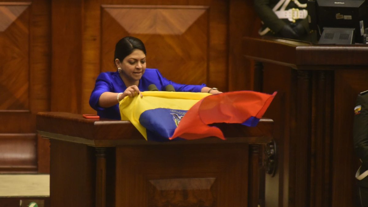 La consejera de Participación, Ibeth Estupiñán, inició la ronda de descargos en el juicio político.