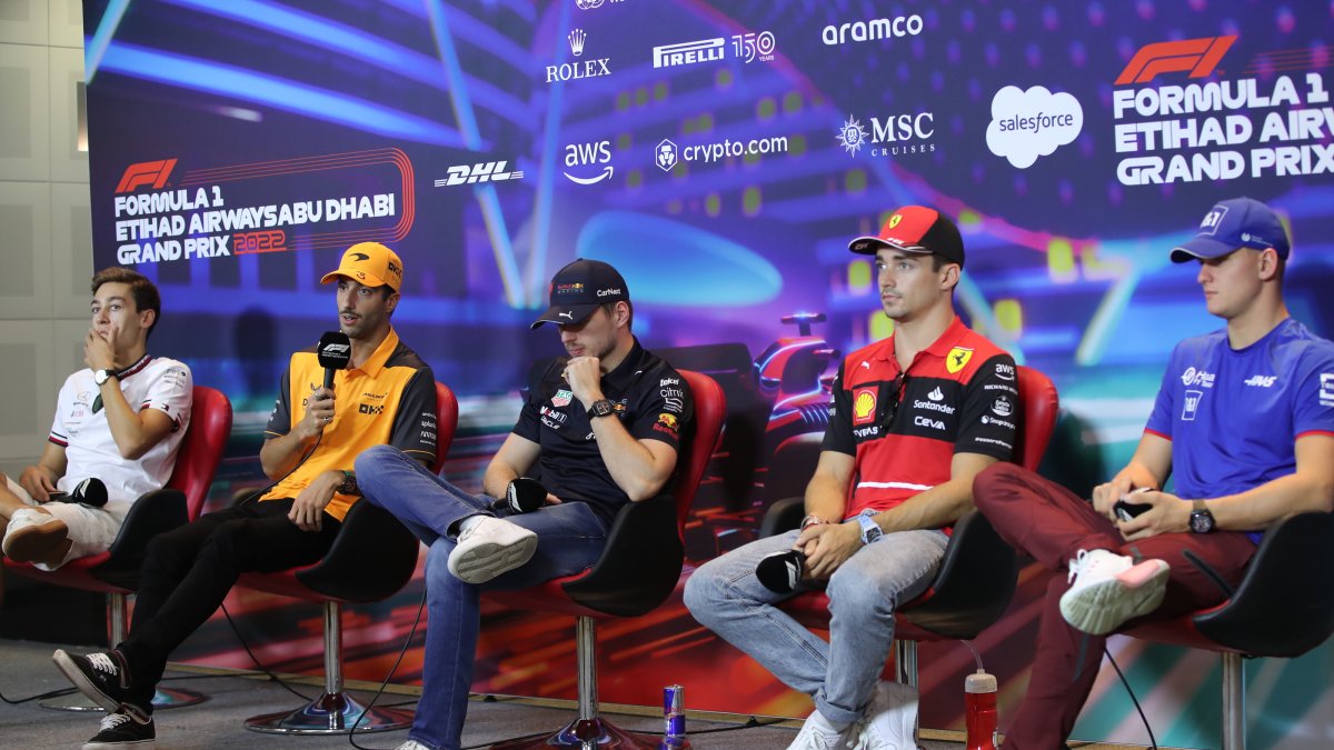 Max (c), pese a tener el campeonato ganado, no piensa dar ventaja hasta el final de 2022.