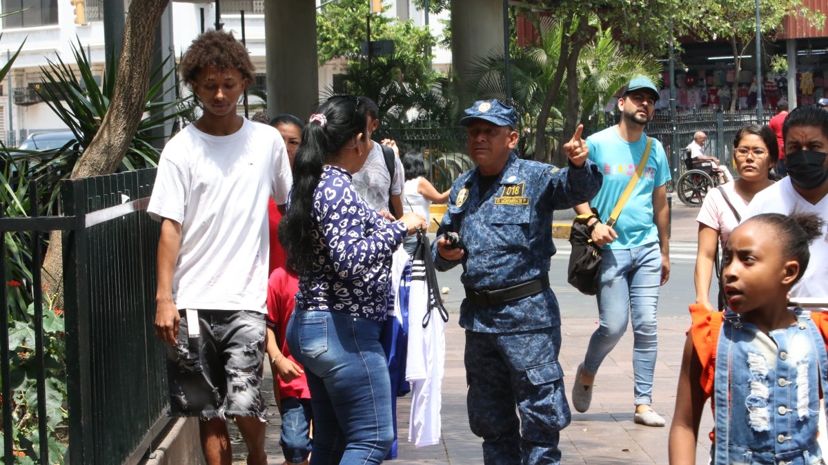 En controles del espacio público, han surgido enfrentamientos entre municipales y vendedores.