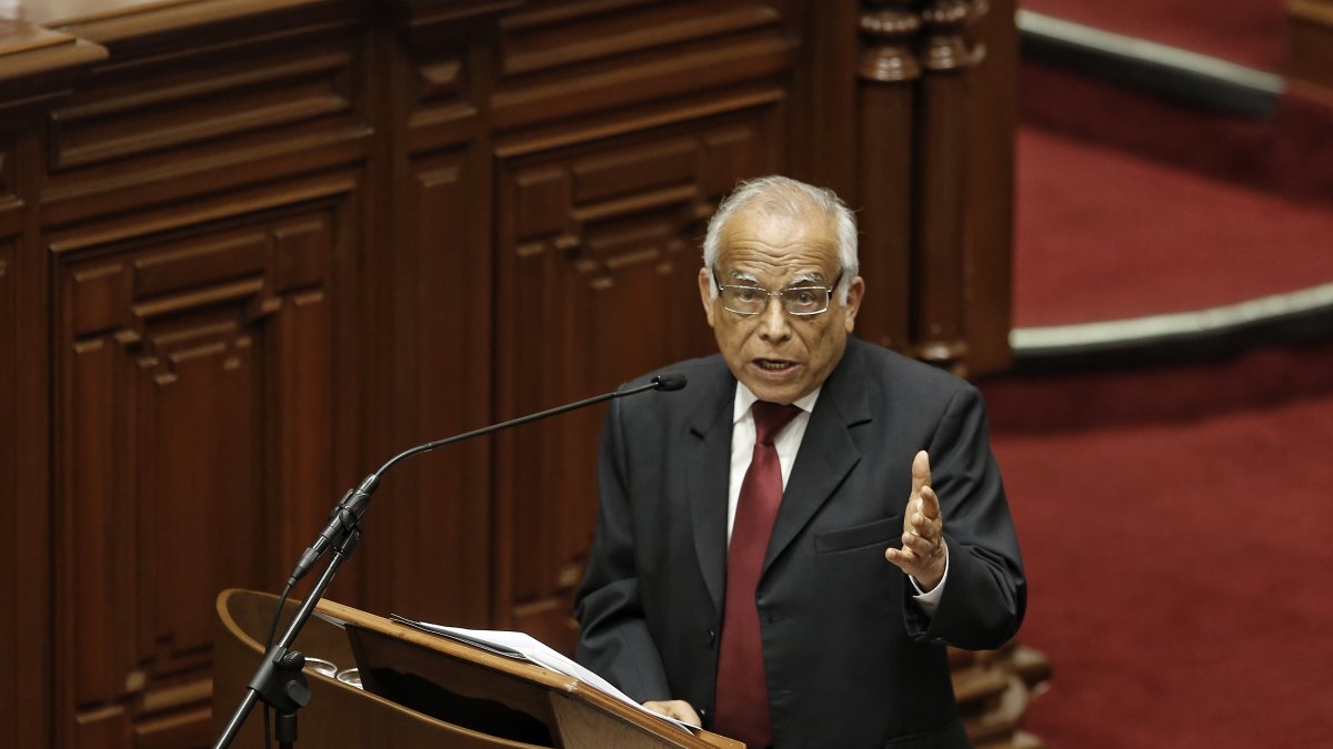 El primer ministro de Perú, Aníbal Torres, fue registrado este jueves, 17 de noviembre, al intervenir ante una sesión plenaria del Congreso, en Lima (Perú).