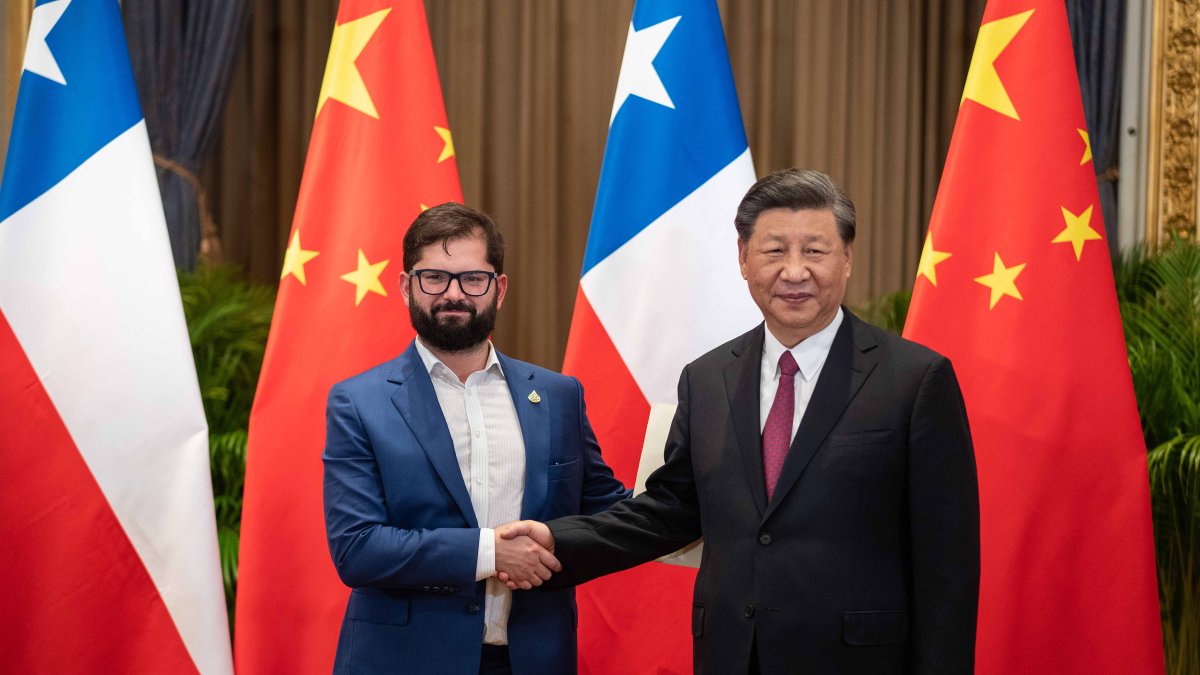 El mandatario Gabriel Boric (i), junto al presidente de China, Xi Jinping (d), durante una reunión bilateral, hoy vieres 18 de noviembre, en Bangkok (Tailandia)