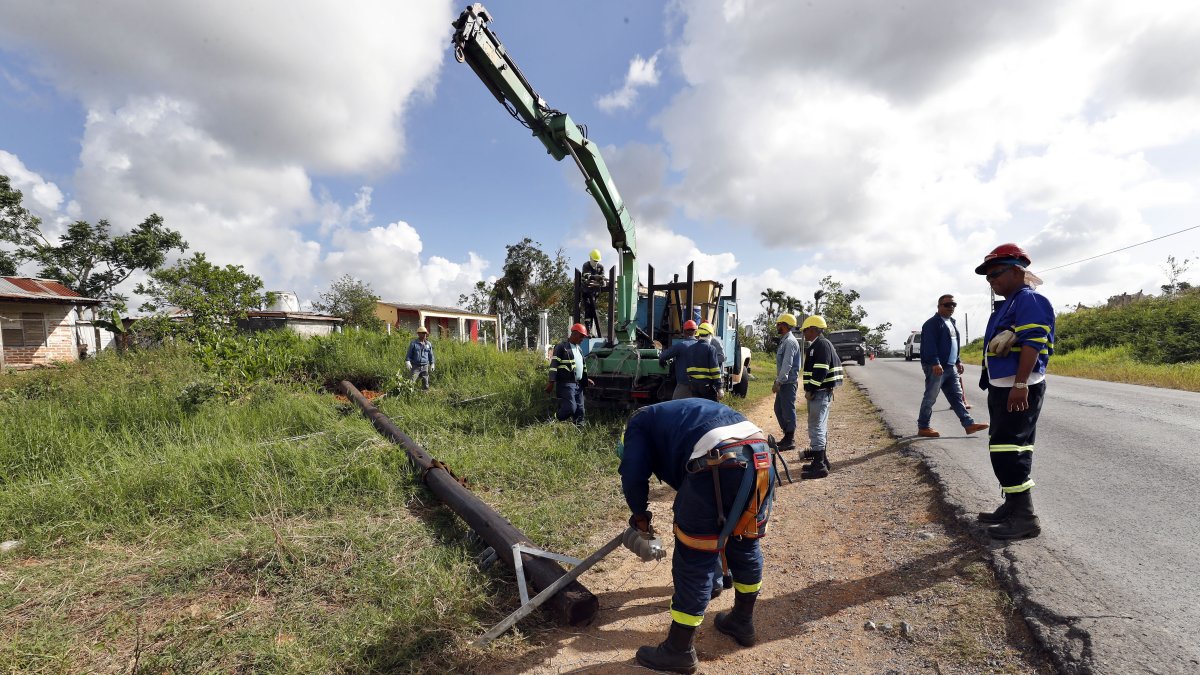 Labor. Trabajadores de la empresa eléctrica trabajan en la restauración de fluido eléctrico el 7 de noviembre de 2022, en Pinar del Río (Cuba).