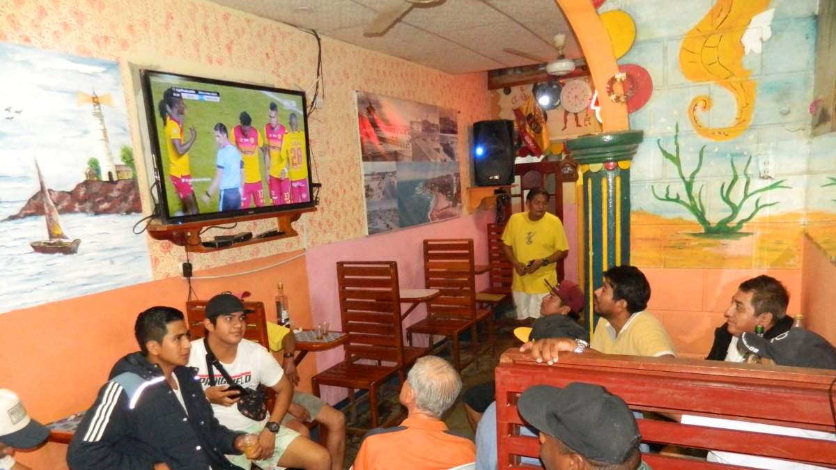 Encuentros. El Flamenco es un lugar con capacidad mínima, pero es muy concurrido en ciertos momentos, como los encuentros de fútbol. Ocurrió en la reciente final Aucas-Barcelona.