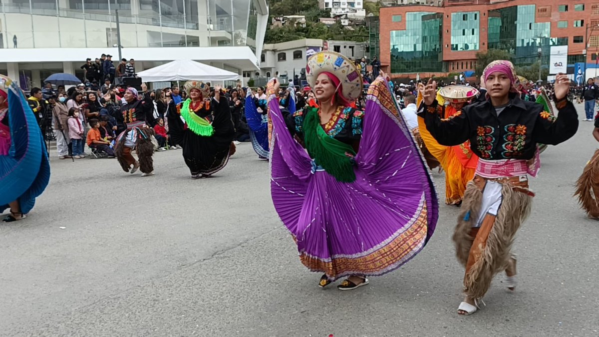 Lo étnico. Decenas de grupos participaron del desfile en la tarde del jueves, que recorrieron un tramo de la ciudad.