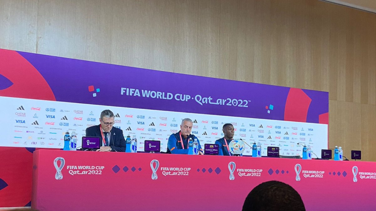 El jugador Moisés Caicedo junto al técnico de la selección ecuatoriana Gustavo Alfaro.