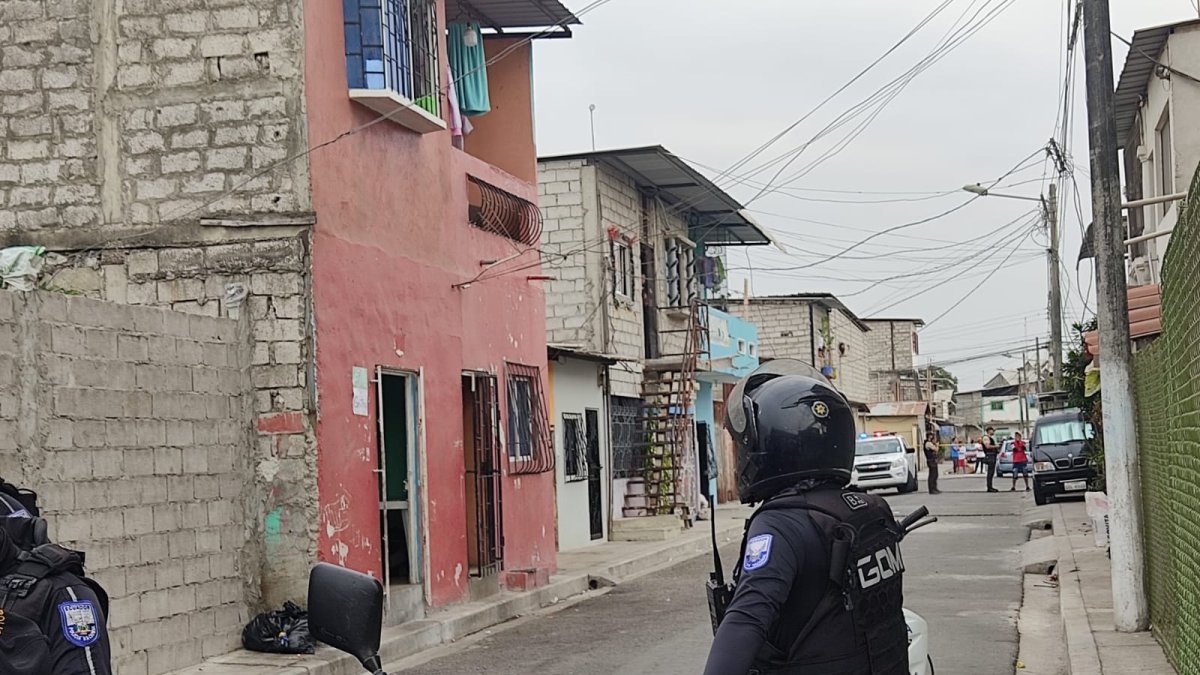 Policías del distrito Sur llegaron al sitio del suceso para recabar indicios.