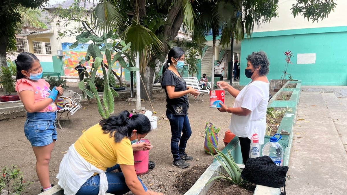 Los adultos limpiaban también dentro de la institución.