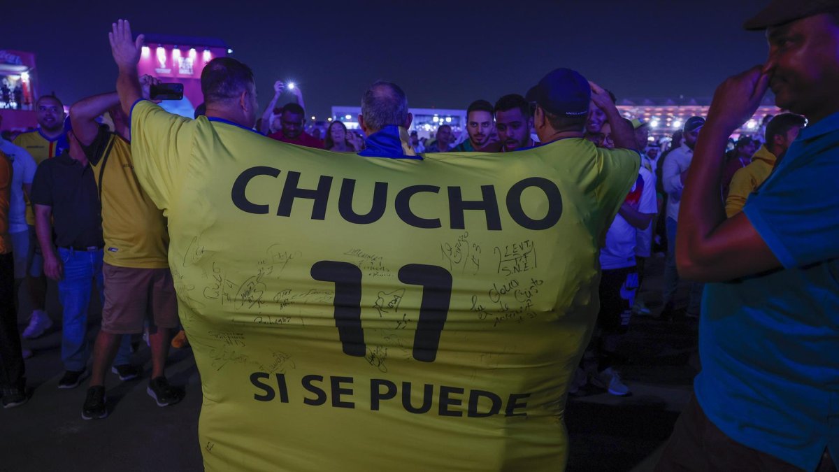 Los ecuatorianos en Qatar, durante el banderazo.