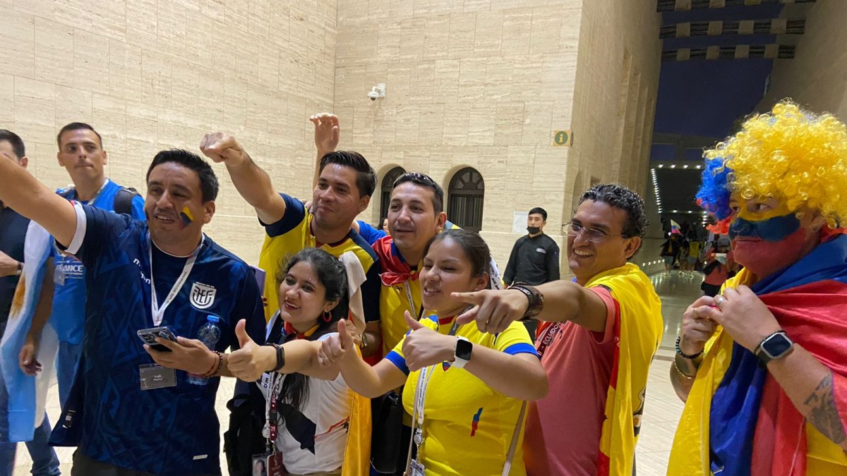 Hinchas ecuatorianos celebrando a La Tri en Doha.