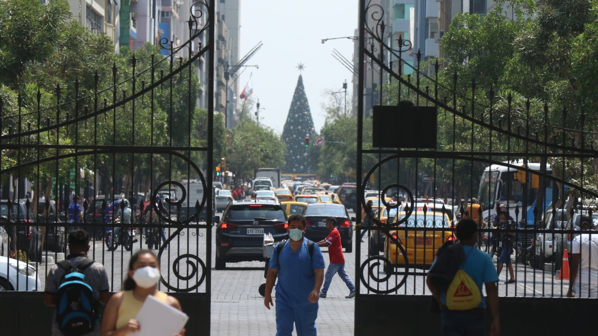 La avenida 9 de Octubre atraviesa la zona céntrica de la ciudad. En la mitad del camino entre el malecón Salado y el 2000, se encuentra el histórico parque Centenario.
