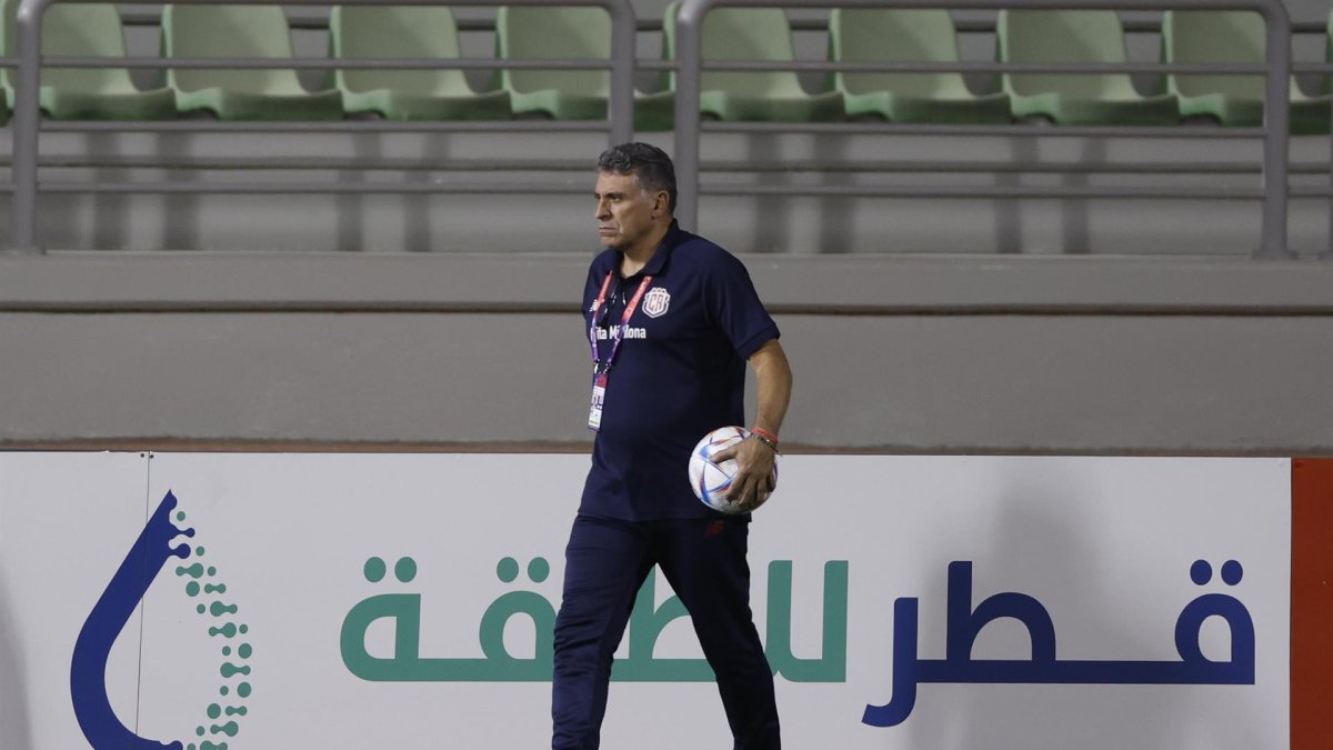 El entrenador de cabeza de Costa Rica Luis Fernando Suarez dirige una sesión de formación del equipo aguantado en Al Ahli S.D., en Doha, Qatar, 19 noviembre 2022, en vísperas de partido de fútbol de la inauguración de FIFA Qatar de Taza Mundial 2022 entre Qatar y Ecuador.