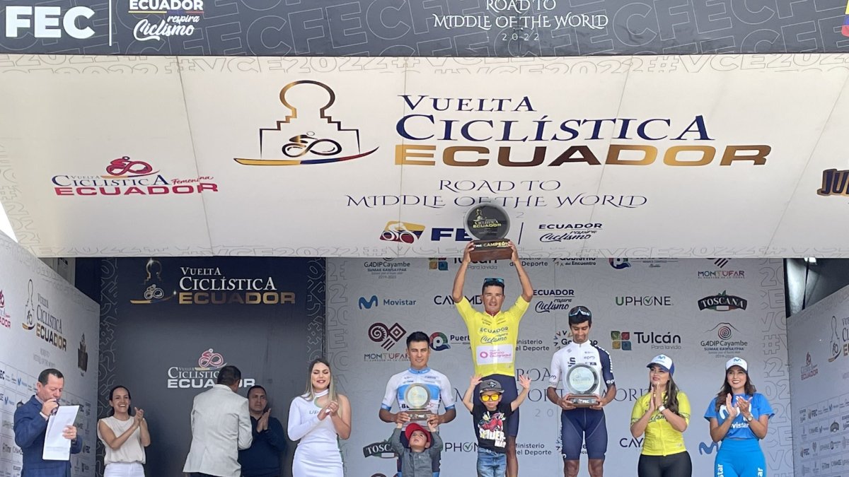 El ciclista colombiano Robinson Chalapud (c) fue el campeón de la Vuelta al Ecuador 2022.