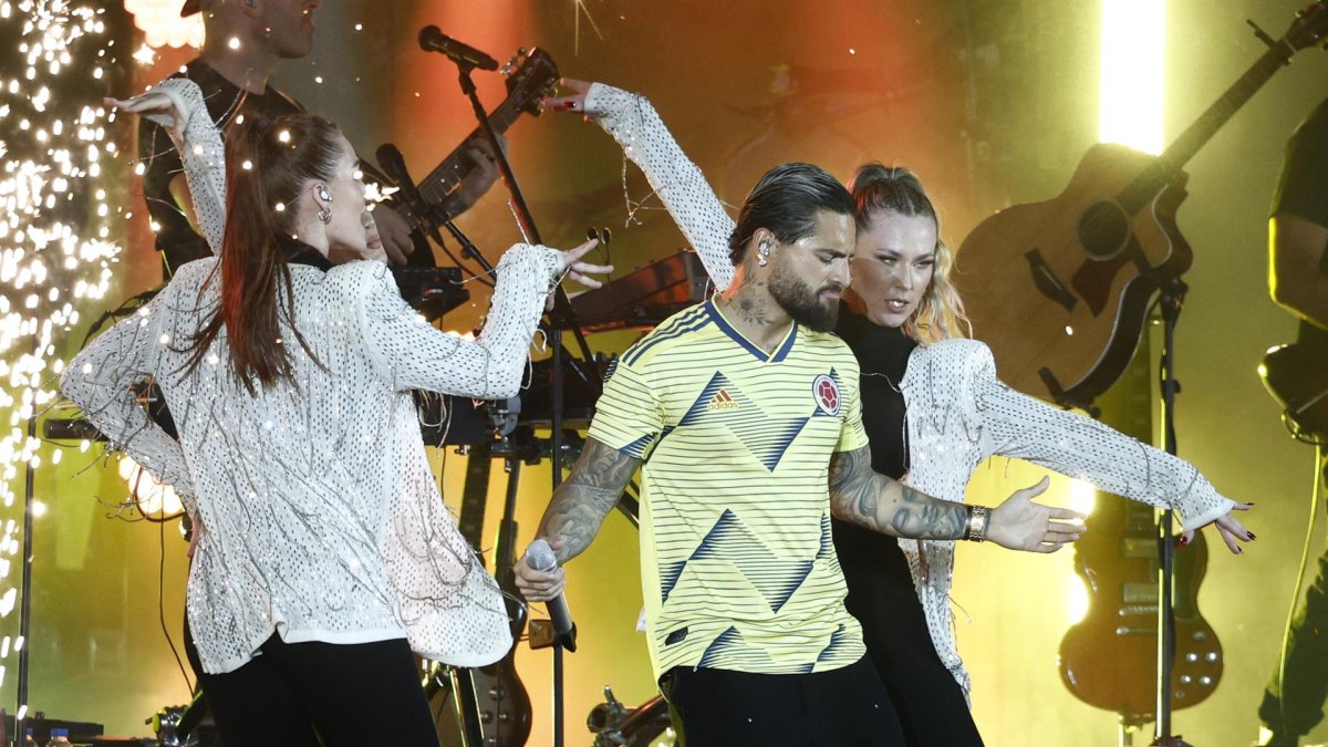 El colombiano Maluma durante su actuación este sábado en la inauguración del 'FIFA Fan Festival' de Doha, en el que se interpretó el primer himno de la fiesta, 'Tukoh Taka'.El Mundial FIFA Qatar 2022 se disputará en el país árabe del 20 de noviembre al 18 de diciembre.