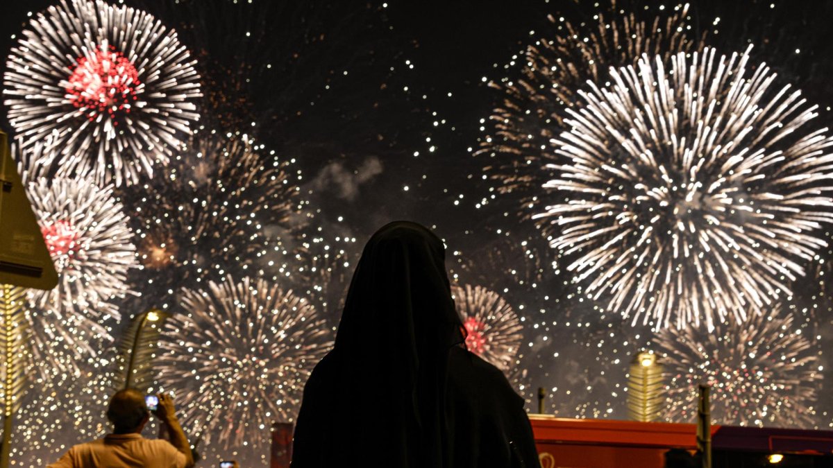 Fuegos artificiales durante la inauguración del 'FIFA Fan Festival' este sábado en Doha, en el que se interpretó el primer himno de la fiesta, 'Tukoh Taka'.