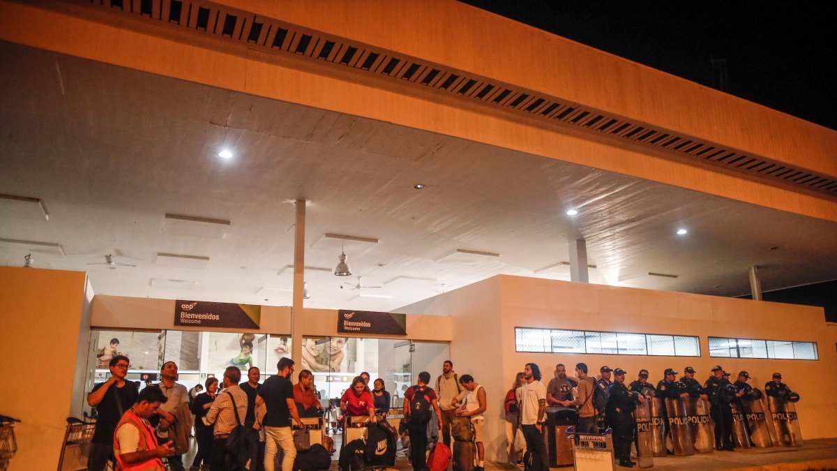 Otros viajeros no pudieron salir desde el aeropuerto local