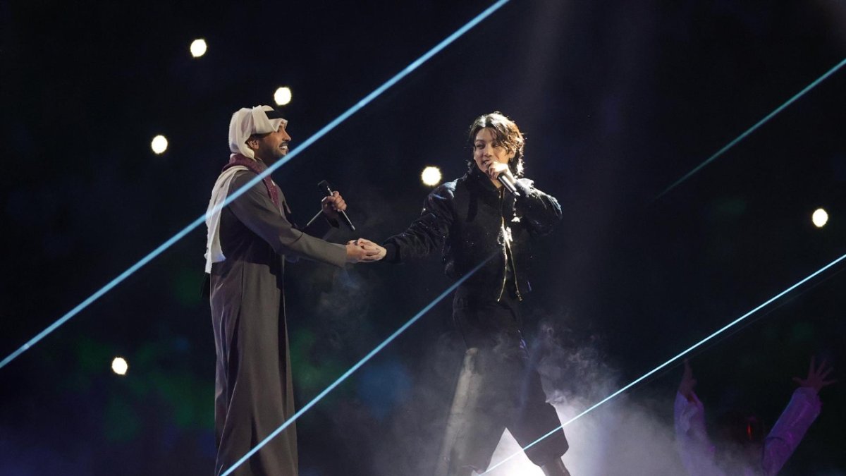 Jungkook, integrante de la banda surcoreana BTS, durante su presentación.