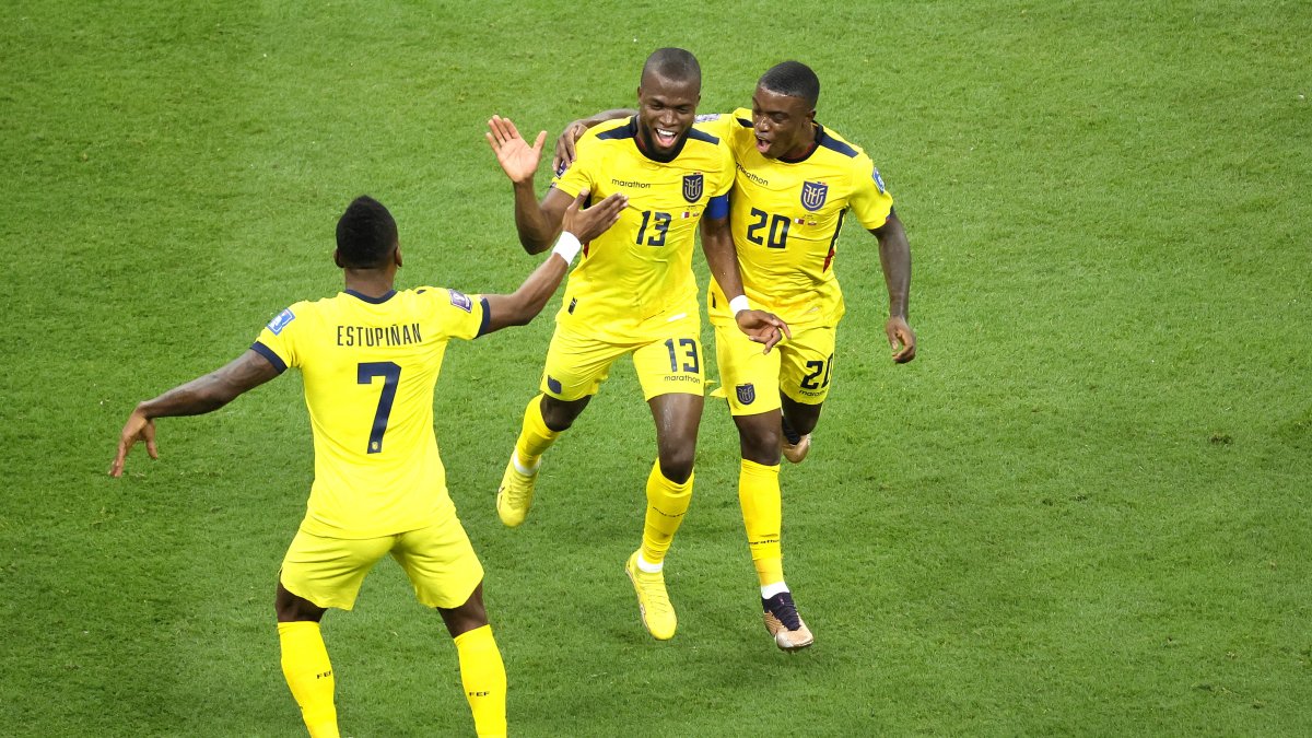 Enner Valencia (C) de Ecuador celebra con sus compañeros de equipo Pervis Estupinan y Jhegson Méndez después de anotar su segundo gol durante la Copa Mundial de la FIFA 2022