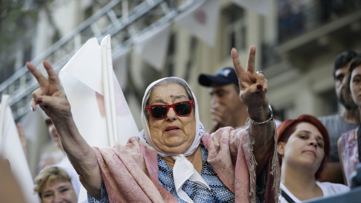 Hebe de Bonafini, presidenta de las Madres de Plaza de Mayo, hace un gesto durante en la marcha para conmemorar el 41º aniversario del golpe militar en Buenos Aires, el 24 de marzo de 2017.
