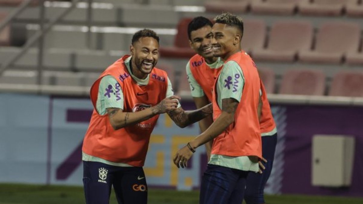 Neymar (i) y Casemiro (c), durante el entrenamiento del cuadro brasileño.