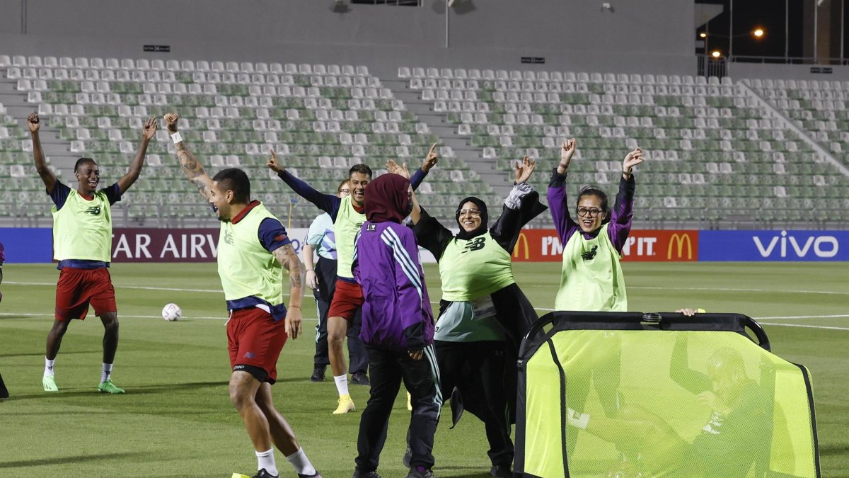 Los jugadores de la selección de Costa Rica disputan un partidillo con voluntarios de la FIFA previo a su entrenamiento.