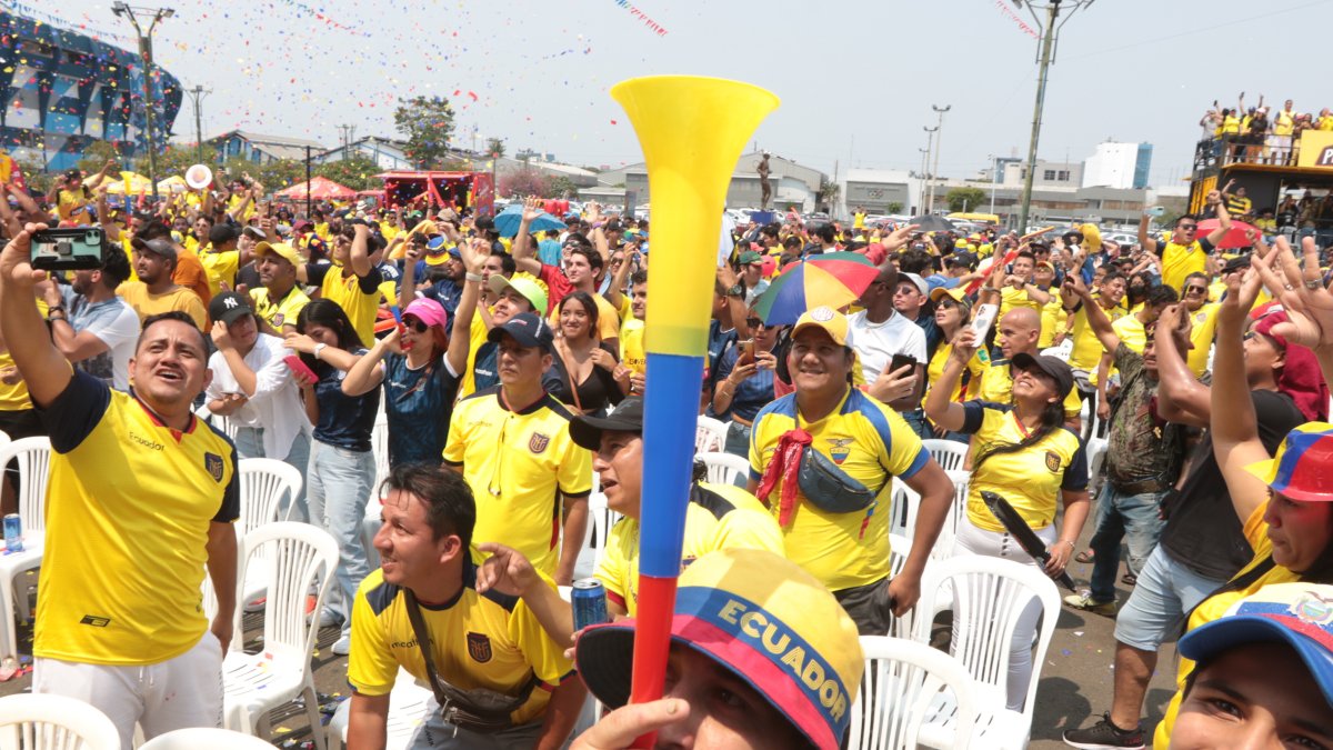Cerca de 9.000 personas llegaron ayer hasta la explanada del estadio Modelo Alberto Spencer, para ver el partido de la Tri de manera gratuita en cuatro pantallas gigantes instaladas en el lugar.
