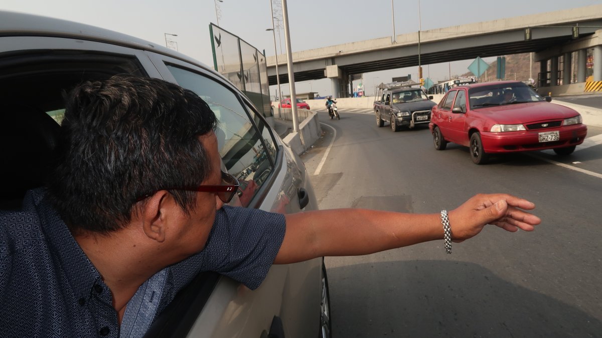 Flujo vehicular. Conductores de la zona señalan que deben pedirle a los otros automovilistas les cedan el paso.