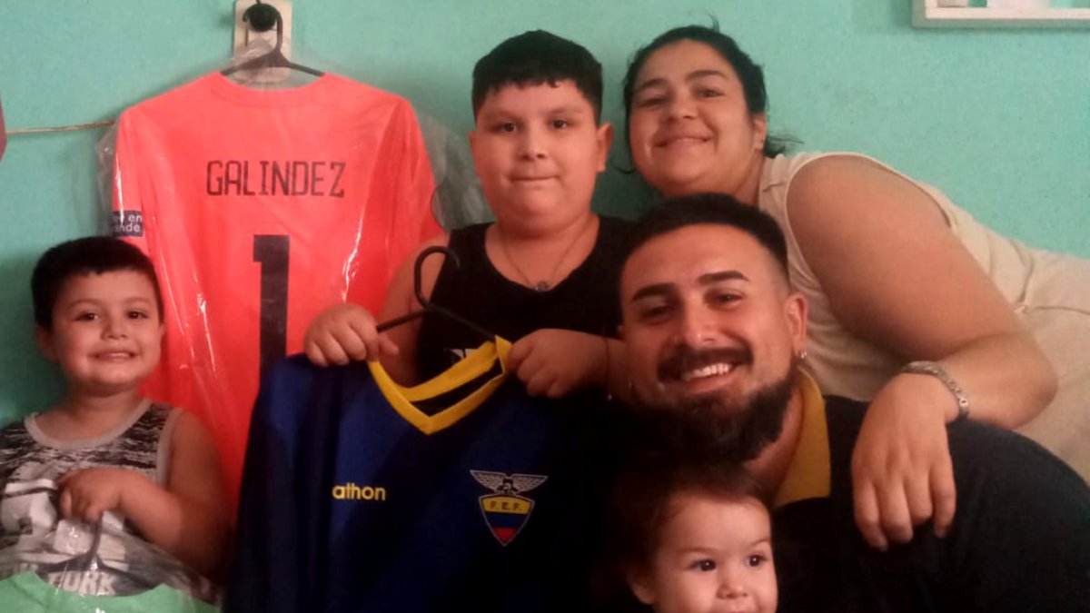 Gonzalo Galíndez (d) con su esposa Soledad, sus hijos Vicente y Elena, y amigos con los que siguió el partido.