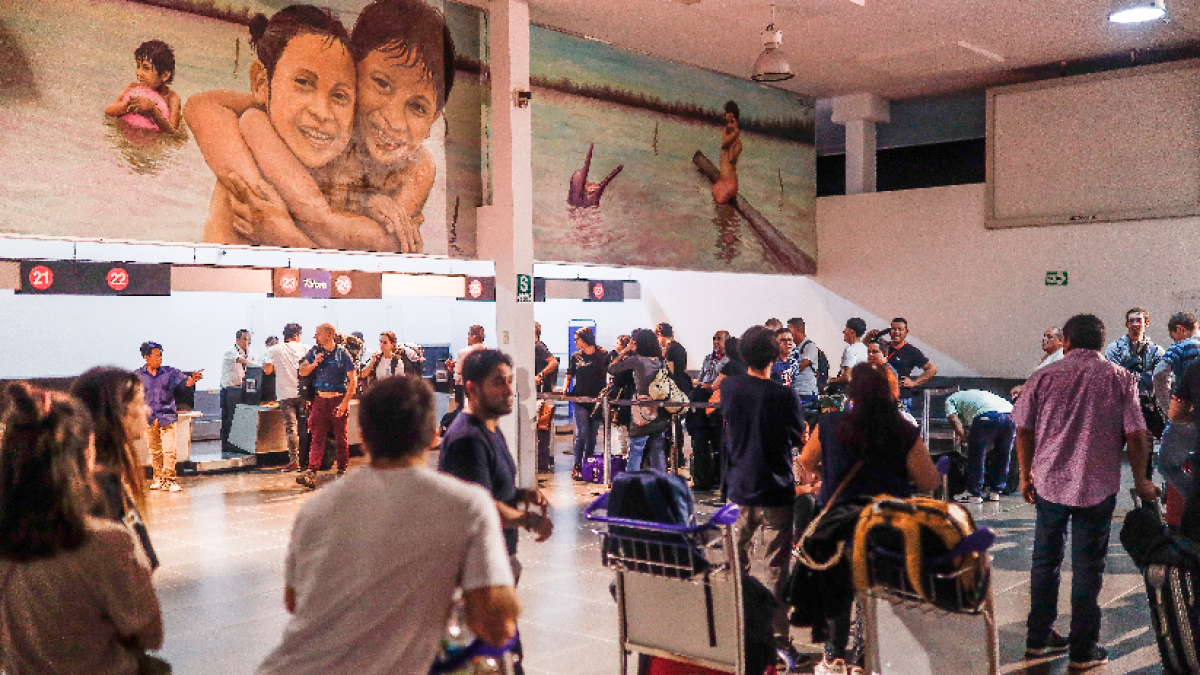 Lima. Centenares de viajeros tuvieron que suspender sus vuelos.
