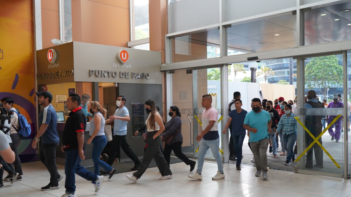 Fila. Decenas de visitantes llegaron antes de las 06:00 al Mall del Sol.