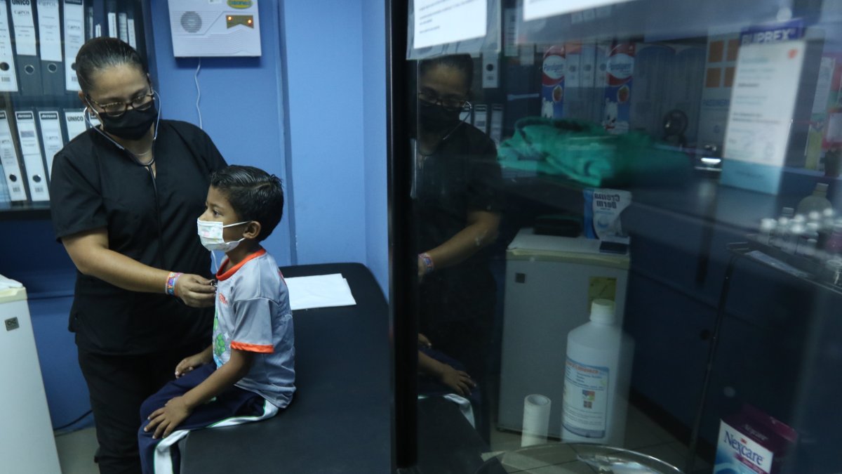 Trabajo. La doctora Silvia Constante atiende en horario académico, en el departamento médico de la primaria de la Unidad Educativa Copol.