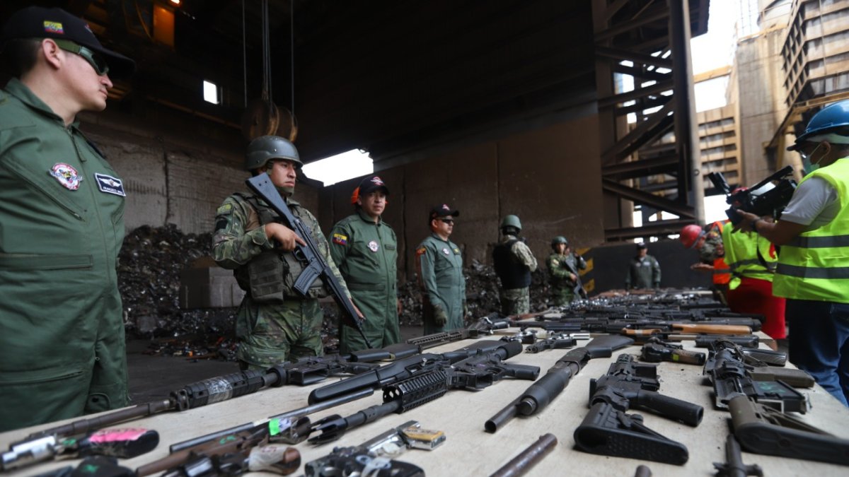Decomiso. El Ejército ecuatoriano destruyó, el viernes pasado en Guayaquil, más de 2.500 pistolas, rifles y fusiles que fueron incautados.