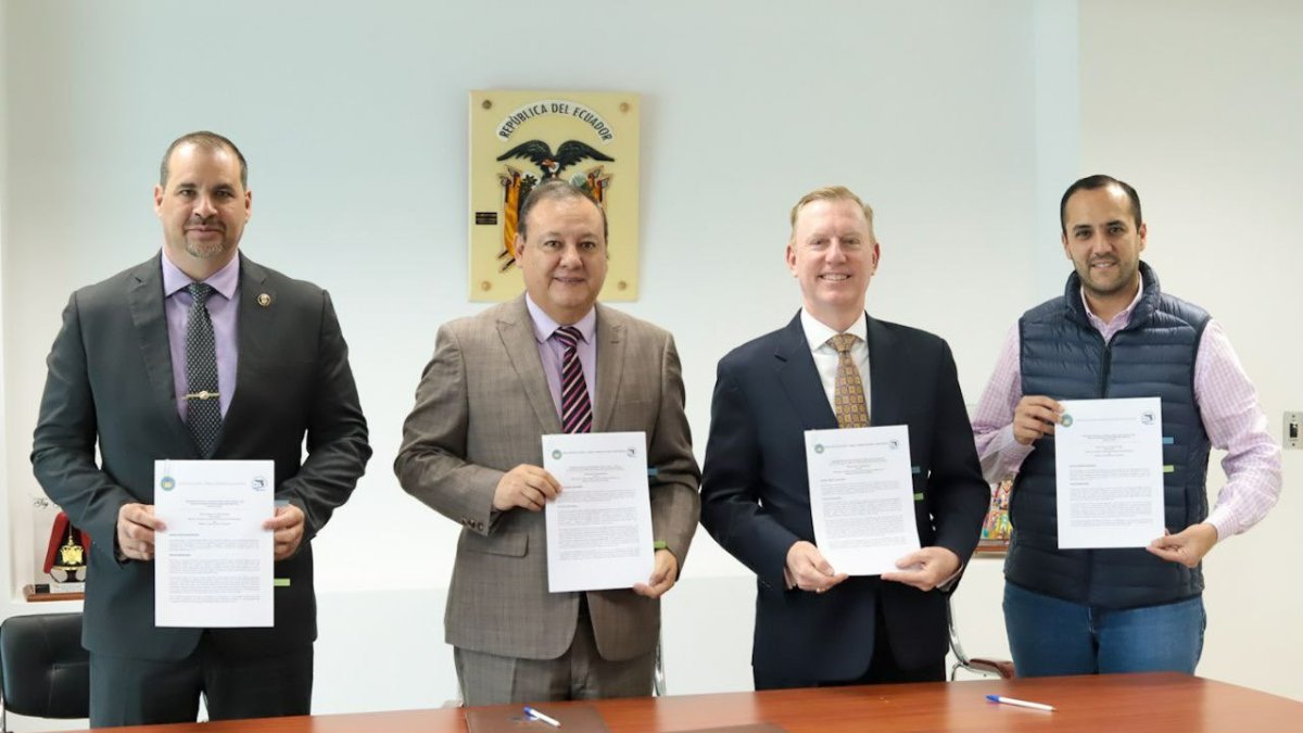 Diplomacia. El embajador de EE. UU. en Ecuador firmó el acuerdo con varias autoridades locales.