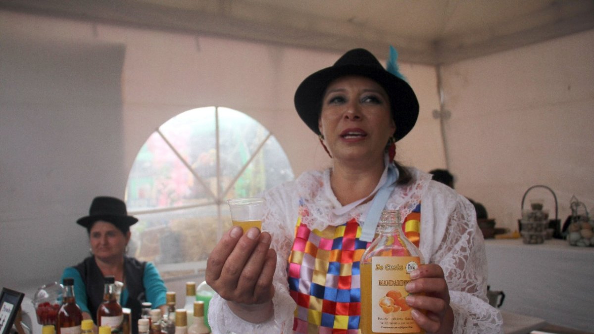 Innovador. Las bebidas alcohólicas hechas con mandarina son propias de Perucho  2. Suro. Los canastos de este material son armados en 45 minutos.