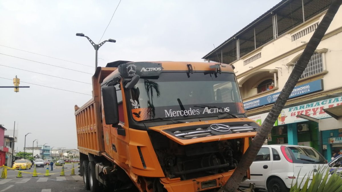 Una volqueta se subió a un parterre en la calle 17 y Portete, causando daños materiales