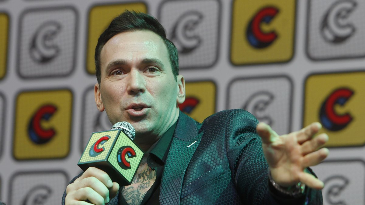 Fotografía de archivo, tomada en noviembre de 2018, en la que se registró al actor estadounidense Jason David Frank, durante un panel en la Comic Con