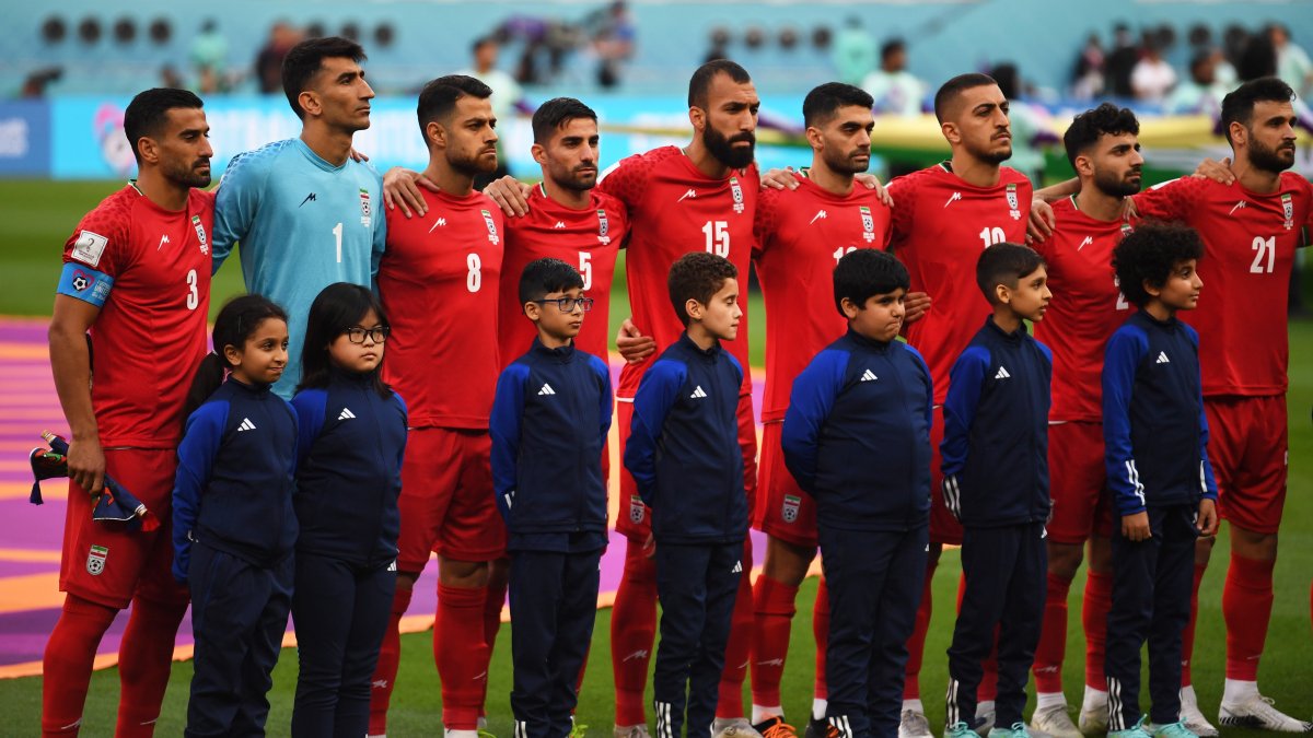 Los futbolistas de la selección de Irán no cantaron el himno de su país en señal de protesta por la situación de represión que se vive en el país y el reciente asesinato de Mahsa Amini, al inicio del partido ante Inglaterra.