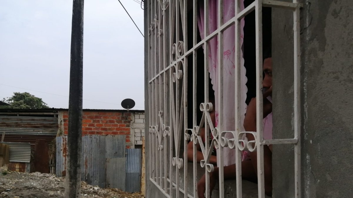 Sujetos dispararon contra la ventana de una vivienda en flor de bastión, bloque #21, resultando herida una menor