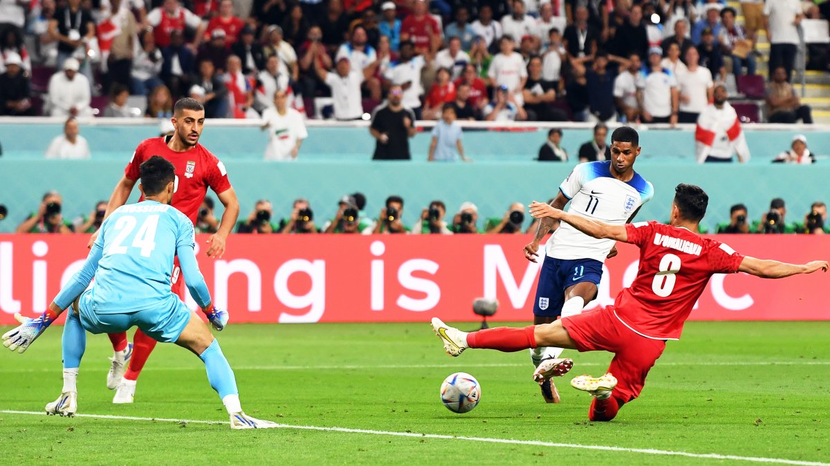 Marcus Rashford (2-R) de Inglaterra puntúa el 5-1 ventaja durante el FIFA Taza Mundial 2022 grupo B partido de fútbol entre Inglaterra e Irán