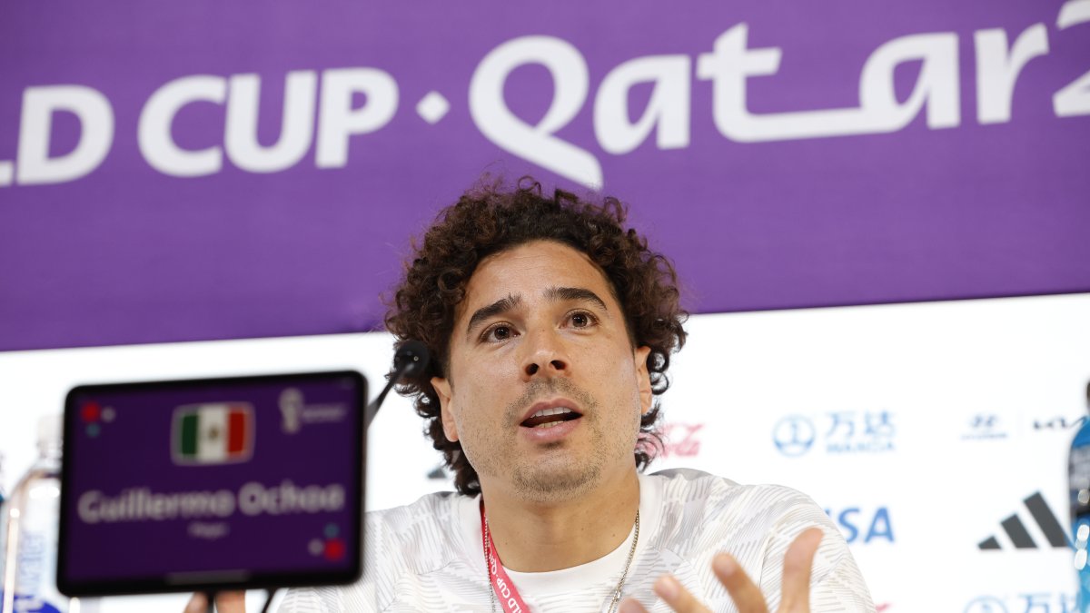 El portero de la selección mexicana de fútbol Guillermo Ochoa durante la rueda de prensa ofrecida el lunes 21 de noviembre de 2022 en Doha, Qatar.