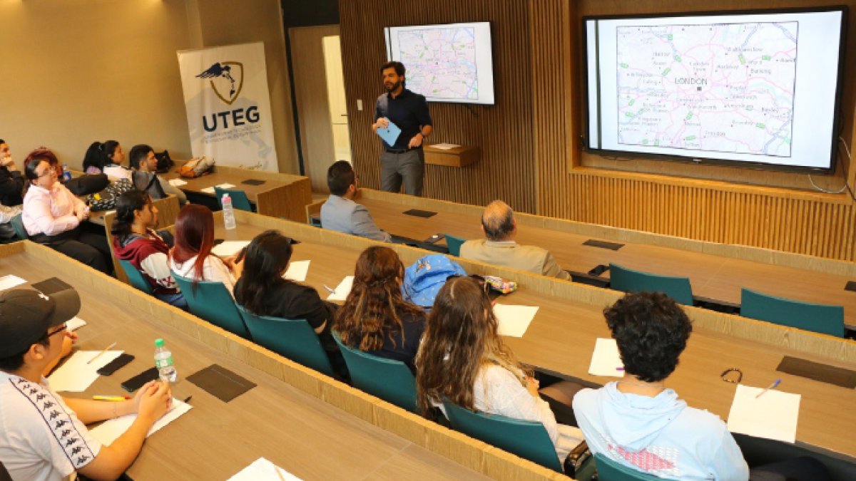 Referencial auditorios de la UTEG.