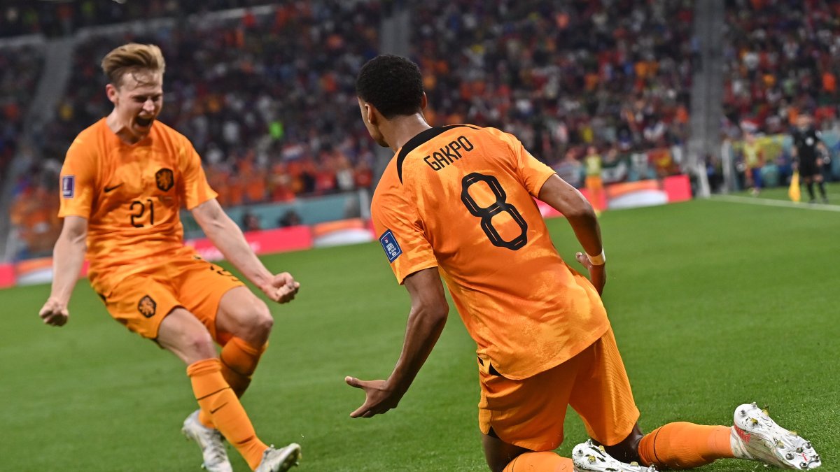 Cody Gakpo (D) de los Países Bajos celebra con su compañero de equipo Frenkie de Jong después de marcar el gol de apertura durante la Copa Mundial de la FIFA 2022