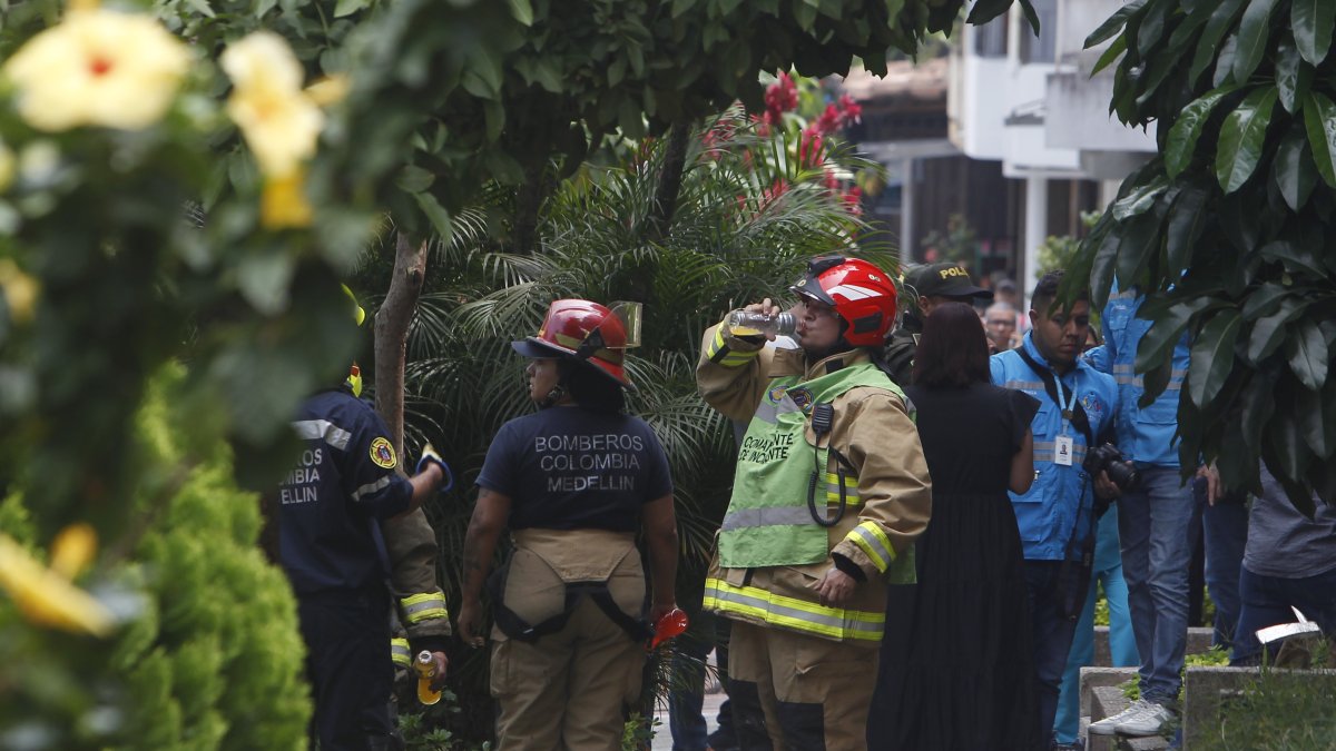 Bomberos y organismos de socorro llegan para atender la emergencia, luego de que una avioneta se estrellara en un barrio residencial hoy en Medellín (Colombia). /Luis Eduardo Noriega