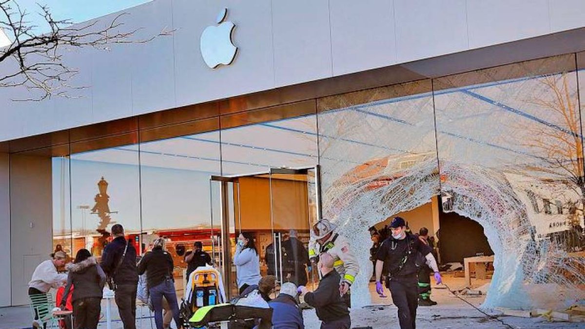 Carro se estampa contra tienda de Apple en EEUU y deja un muerto y 16 heridos