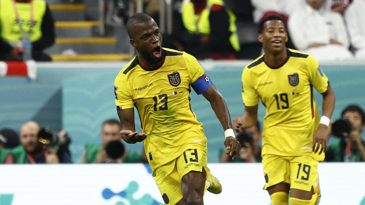 Énner Valencia, delantero de Ecuador, fue registrado este domingo, 20 de noviembre, al celebrar un gol que le anotó a Catar, durante un partido del grupo A del Mundial FIFA Qatar 2022, en el estadio Al Bait, en Al Khor.